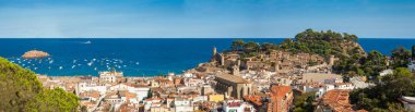 Panorama kasaba Tossa de mar Costa Brava üzerinde en güzel kentlerinden biri. Surlar ve Ortaçağ Kalesi tepede. Girona şaşırtıcı şehirde. Şehir, görmek ve tekneler, plaj kale Manzaralı.