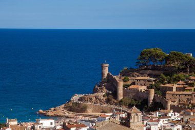 Görünümünü kasaba Tossa de mar Costa Brava üzerinde en güzel kentlerinden biri. Surlar ve Ortaçağ Kalesi tepede. Girona, mimari ve anıtlar Katalonya muhteşem şehir.