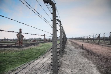 Auschwitz-Birkenau, Oswiecim, Polonya, 3 Mart 2018; Müze Auschwitz - Birkenau. Holokost Müzesi. Dikenli tel ve fance çevresinde bir toplama kampı. Yok edilen kışla kalıntıları.