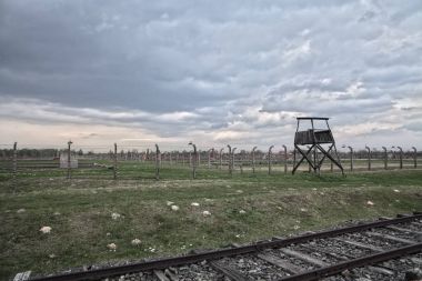 Nöbet tutacak. Holokost Müzesi. Dikenli tel ve fance bir toplama kampı çevresinde.