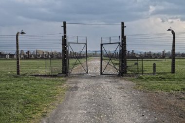 Auschwitz-Birkenau, Oswiecim, Polonya, 3 Mart 2018; Müze Auschwitz - Birkenau. Holokost Müzesi. Dikenli tel ve fance çevresinde bir toplama kampı. Yan girişe toplama kampı.