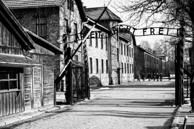 Auschwitz, Polonya - 22 Şubat 2017; Müze Auschwitz - Holokost Müzesi. Ve yazıt iş ile toplama kampı Auschwitz ana kapısı ücretsiz yapar size.