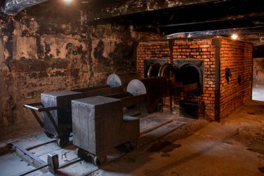 Holokost Müzesi. Krematoryum gaz odasının yanında. Bir toplama kampında korkunç karanlık bir yerde.