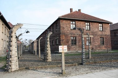 Auschwitz, Polonya - 22 Şubat 2017; Müze Auschwitz - Holokost Müzesi. Ve yazıt iş ile toplama kampı Auschwitz ana kapısı ücretsiz yapar size.