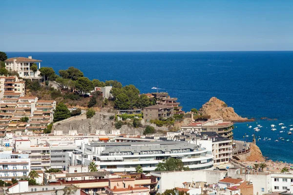 Vista da cidade de Tossa de mar, cidade na Costa Brava. Edifícios e hotéis na colina. Cidade incrível em Girona, arquitetura e praia da Catalunha . — Fotografia de Stock