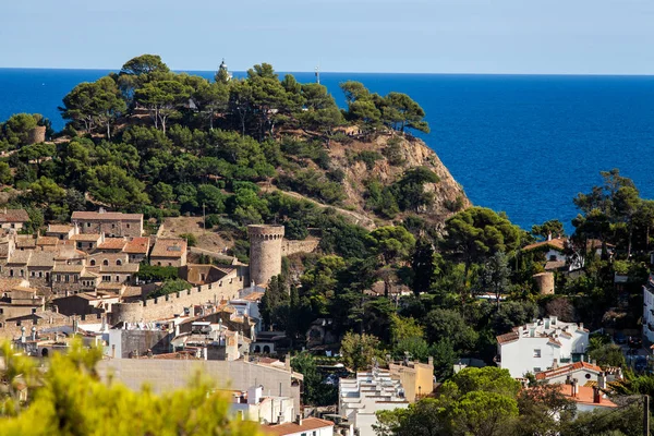 Vista da cidade de Tossa de mar uma das mais belas cidades da Costa Brava. Muralhas da cidade e castelo medieval na colina. Cidade incrível em Girona, arquitetura e monumentos da Catalunha . — Fotografia de Stock