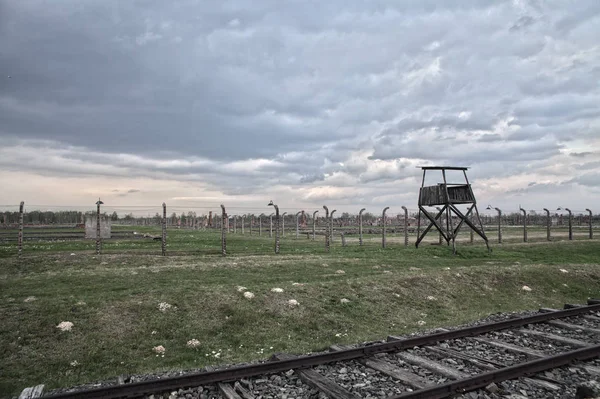 Gardien de remise. Musée commémoratif de l'Holocauste. Fil barbelé et clôture autour d'un camp de concentration . — Photo