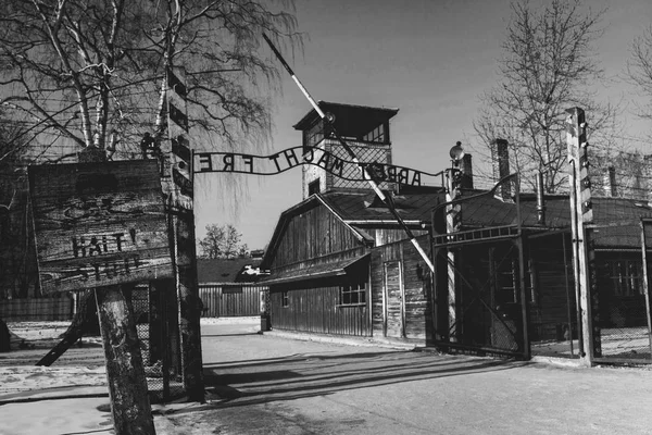 Muzeum Auschwitz Muzeum Holokaustu Głównej Bramy Obozu Koncentracyjnego Auschwitz Napisem — Zdjęcie stockowe