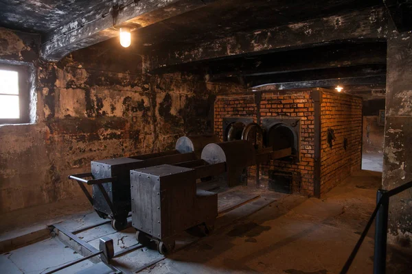 Auschwitz, Polonya - 28 Mayıs 2017; Holokost Müzesi. Krematoryum gaz odasının yanında. Bir toplama kampında korkunç karanlık bir yerde.