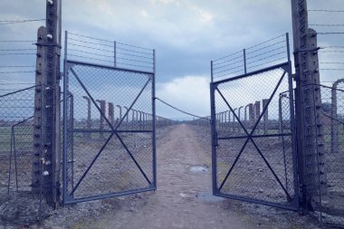 Auschwitz, Polonya, 2017; Konsantrasyon kampı auschwitz-birkenau kapıya. Oswiecim ölüm kampında etrafında dikenli tel çit. O insanlar ölüm kamplarında Holokost sırasında varsayar.