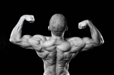 Sırt kasları. Atlet kasları şişiriyor. Vücut geliştirmeci cesedini sunulması.