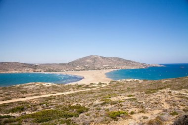 İki denizin arasındaki plaj. Rodos Adaları ve Prasonisi, Yunanistan arasındaki plaj. Yol boyunca deniz. Kitesurfing insanlar. Renkli uçurtma deniz kıyısında. Mavi dalgalar deniz ve gökyüzü.