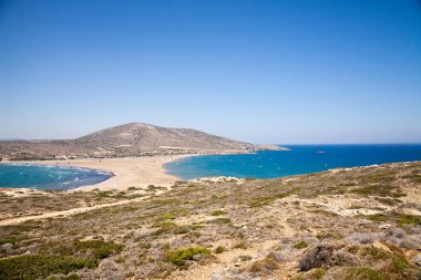 İki denizin arasındaki plaj. Rodos Adaları ve Prasonisi, Yunanistan arasındaki plaj. Yol boyunca deniz. Kitesurfing insanlar. Renkli uçurtma deniz kıyısında. Mavi dalgalar deniz ve gökyüzü.