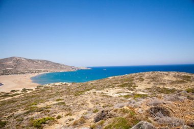 İki denizin arasındaki plaj. Rodos Adaları ve Prasonisi, Yunanistan arasındaki plaj. Yol boyunca deniz. Kitesurfing insanlar. Renkli uçurtma deniz kıyısında. Mavi dalgalar deniz ve gökyüzü.
