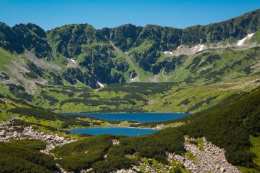 Tatras dağlar, beş havuz Vadisi. Dağlar görünümü ve iki göl. İz beş havuz dağ hosteli gözünden görmek için. Yüksek Tatras beş nefes kesici dağ gölleri.