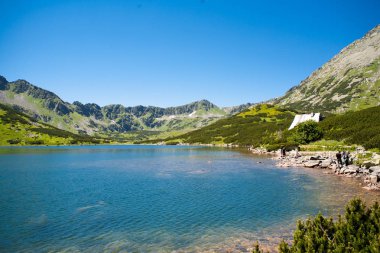 Beş havuz Vadisi. Dağlar dağ gölü tatry ve dağ barınak.