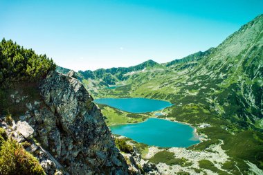 Tatras dağlar, beş havuz Vadisi. Dağlar görünümü ve iki göl. İz beş havuz dağ hosteli gözünden görmek için. Yüksek Tatras beş nefes kesici dağ gölleri.