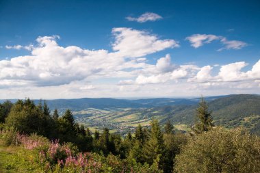 Bilgi: plaka üzerinde tepe Lubon Wielki.View Lubon Wielki Beskid dağlarda tepesinden. Bir alt üst dağ dağ evi ile popüler turizm doruklarına.
