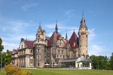 Moszna Şatosu, Yukarı Silezya 'nın en bilinen anıtlarından biri olan Moszna' nın küçük bir köyünde bulunan tarihi bir saraydır..