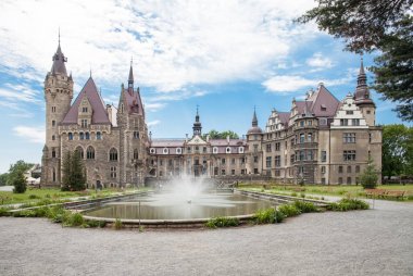 Moszna Şatosu, Yukarı Silezya 'nın en bilinen anıtlarından biri olan Moszna' nın küçük bir köyünde bulunan tarihi bir saraydır..