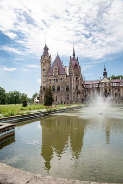 Moszna Şatosu, Yukarı Silezya 'nın en bilinen anıtlarından biri olan Moszna' nın küçük bir köyünde bulunan tarihi bir saraydır..