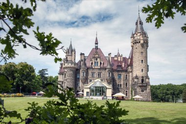 Moszna Şatosu, Yukarı Silezya 'nın en bilinen anıtlarından biri olan Moszna' nın küçük bir köyünde bulunan tarihi bir saraydır..