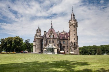 Moszna Şatosu, Yukarı Silezya 'nın en bilinen anıtlarından biri olan Moszna' nın küçük bir köyünde bulunan tarihi bir saraydır..