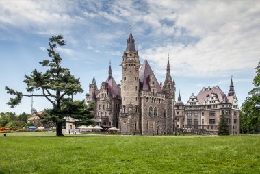 Moszna Şatosu, Yukarı Silezya 'nın en bilinen anıtlarından biri olan Moszna' nın küçük bir köyünde bulunan tarihi bir saraydır..