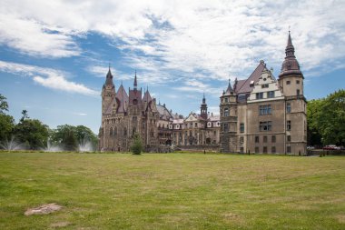 Moszna Şatosu, Yukarı Silezya 'nın en bilinen anıtlarından biri olan Moszna' nın küçük bir köyünde bulunan tarihi bir saraydır..
