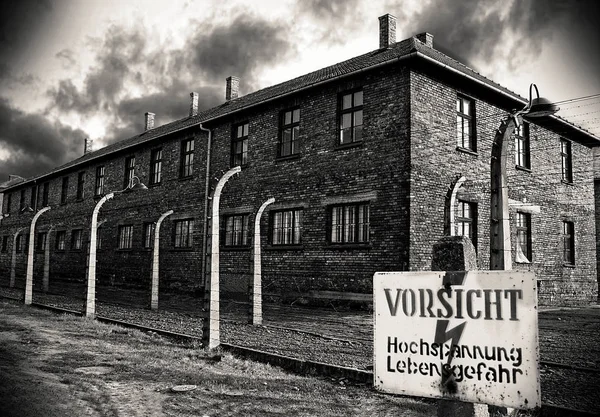 Oświęcim Polska Stycznia 2018 Muzeum Auschwitz Birkenau Znak Ostrzegawczy Wysokiego — Zdjęcie stockowe