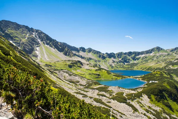 Montanhas Tatras, Vale de cinco lagoas. Vista sobre montanhas e tw — Fotografia de Stock