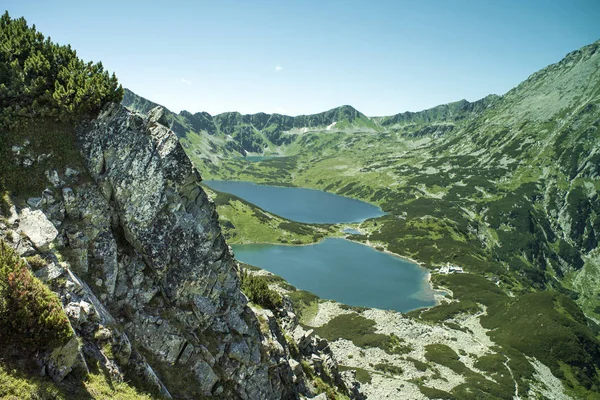 Montanhas Tatras, Vale de cinco lagoas. Vista sobre montanhas e tw — Fotografia de Stock