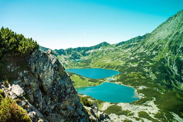 Tatras dağlar, beş havuz Vadisi. Dağlar görünümü ve iki göl. İz beş havuz dağ hosteli gözünden görmek için. Yüksek Tatras beş nefes kesici dağ gölleri.