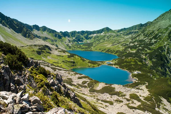 Montanhas Tatras, Vale de cinco lagoas. Vista sobre montanhas e dois lagos. Trilha para ver os olhos do albergue da montanha em cinco lagoas. Cinco lagos de montanha de tirar o fôlego no Alto Tatras . — Fotografia de Stock