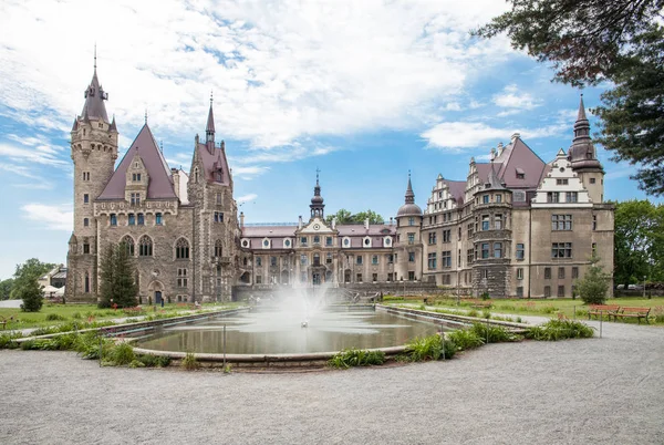 Moszna Şatosu, Yukarı Silezya 'nın en bilinen anıtlarından biri olan Moszna' nın küçük bir köyünde bulunan tarihi bir saraydır..