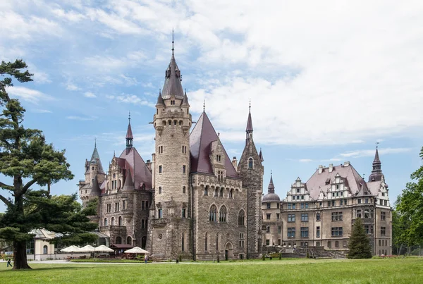 Die Burg Moszna Ist Ein Historischer Palast Einem Kleinen Dorf — Stockfoto