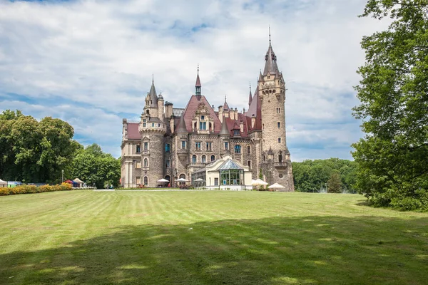 Het Kasteel Moszna Een Historisch Paleis Gelegen Een Klein Dorp — Stockfoto