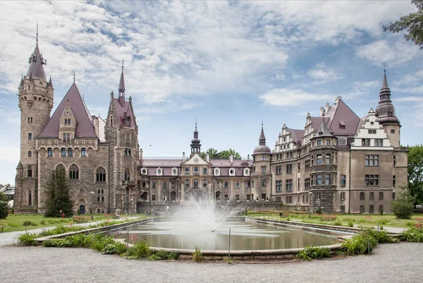 Het Kasteel Moszna Een Historisch Paleis Gelegen Een Klein Dorp — Stockfoto