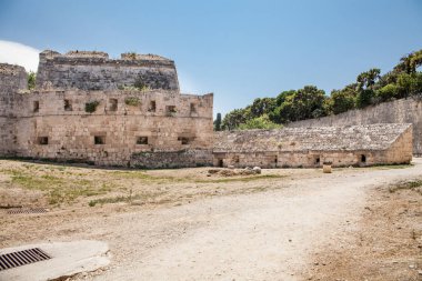 Rodos kale ve surlar kalıntıları. Joannites savunma kalesi. . Ege ve Akdeniz kıyısında tarihi kale.