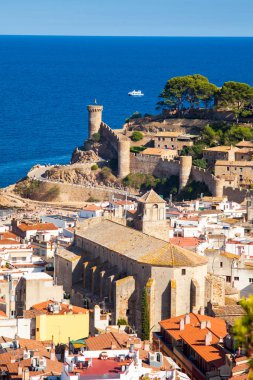 Eski kasaba Tossa de mar görünümünü, Costa Brava haritasında şehir. Binalar ve Ortaçağ castl