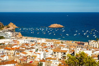 Kasaba Tossa de mar görünümünü, Costa Brava haritasında şehir. Binaları ve oteller tepede. Girona, mimari ve Katalonya plaj harika şehirde.