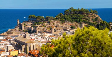 Panorama görünümünü eski kasaba Tossa de mar şehir Costa Brava üzerinde. Binalar ve tepe üzerinde kale. Girona, mimari ve Katalonya plaj harika şehirde.