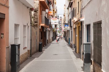 Dükkanlar ve evler yakınındaki Lloret de dar sokaklarında Mar. dallamalar