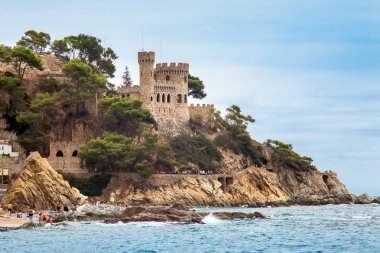 Castell d'en Plajan Costa Brava Lloret de Mar, İspanya üzerinde. Balear Denizi ve kayalık sahil görünümü. İspanya popüler turizm.