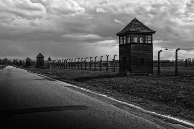 Auschwitz, Polonya: Müzesi Auschwitz - Birkenau. Holokost Müzesi. Dikenli telle bir toplama kampı. İçinde belgili tanımlık geçmiş nöbet tutacak.
