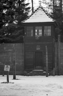 Auschwitz, Polonya - 28 Ocak 2017; Auschwitz'de nöbet tutacak. Müze Auschwitz - Birkenau, Holokost Müzesi. Yıldönümü toplama kampı kurtuluş. Dikenli telle bir toplama kampı. 
