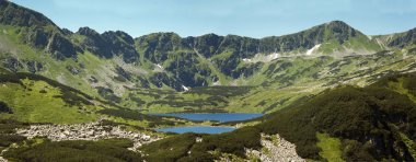 Beş göletler vadi Panorama Tatras dağlar üzerinde. Yarış üzerinde göster