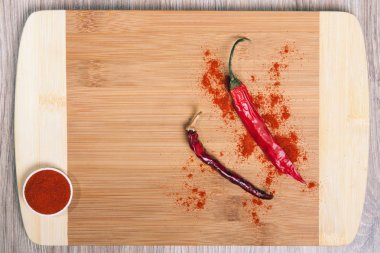 Kurutulmuş kırmızı biber sıcak ve baharat ahşap kesme tahtası üzerinde keskin. Baharatlı Meksika mutfağı.