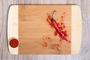 Kurutulmuş kırmızı biber sıcak ve baharat ahşap kesme tahtası üzerinde keskin. Baharatlı Meksika mutfağı.
