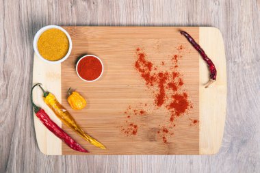 Kurutulmuş biber sıcak ve baharat ahşap kesme tahtası üzerinde keskin. Baharatlı Meksika mutfağı.